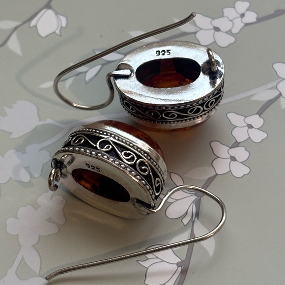 Elegant Amber and Silver Earrings - Picture 2 of 4